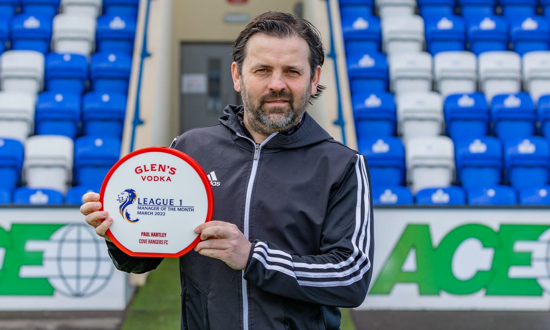 Paul Hartley Cove Rangers FC presented with the Glens Manager of the Month award for March 25v245v2v e1648812427685.