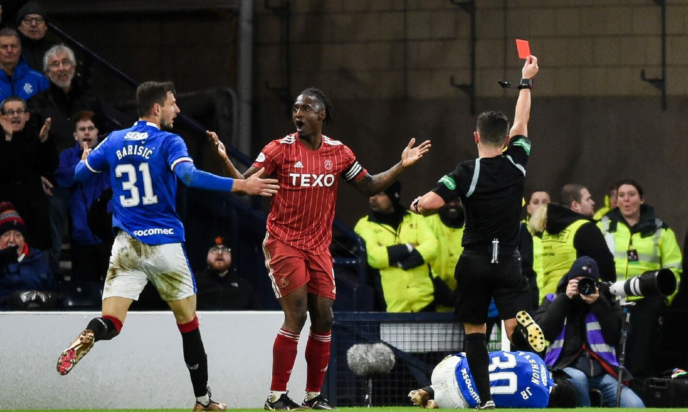 Photo of Ligový pohár bol srdcovkou pre Aberdeen, keď utrpel semifinálovú porážku 2:1 na ihrisku Rangers po tom, čo Anthony Stewart videl červenú.