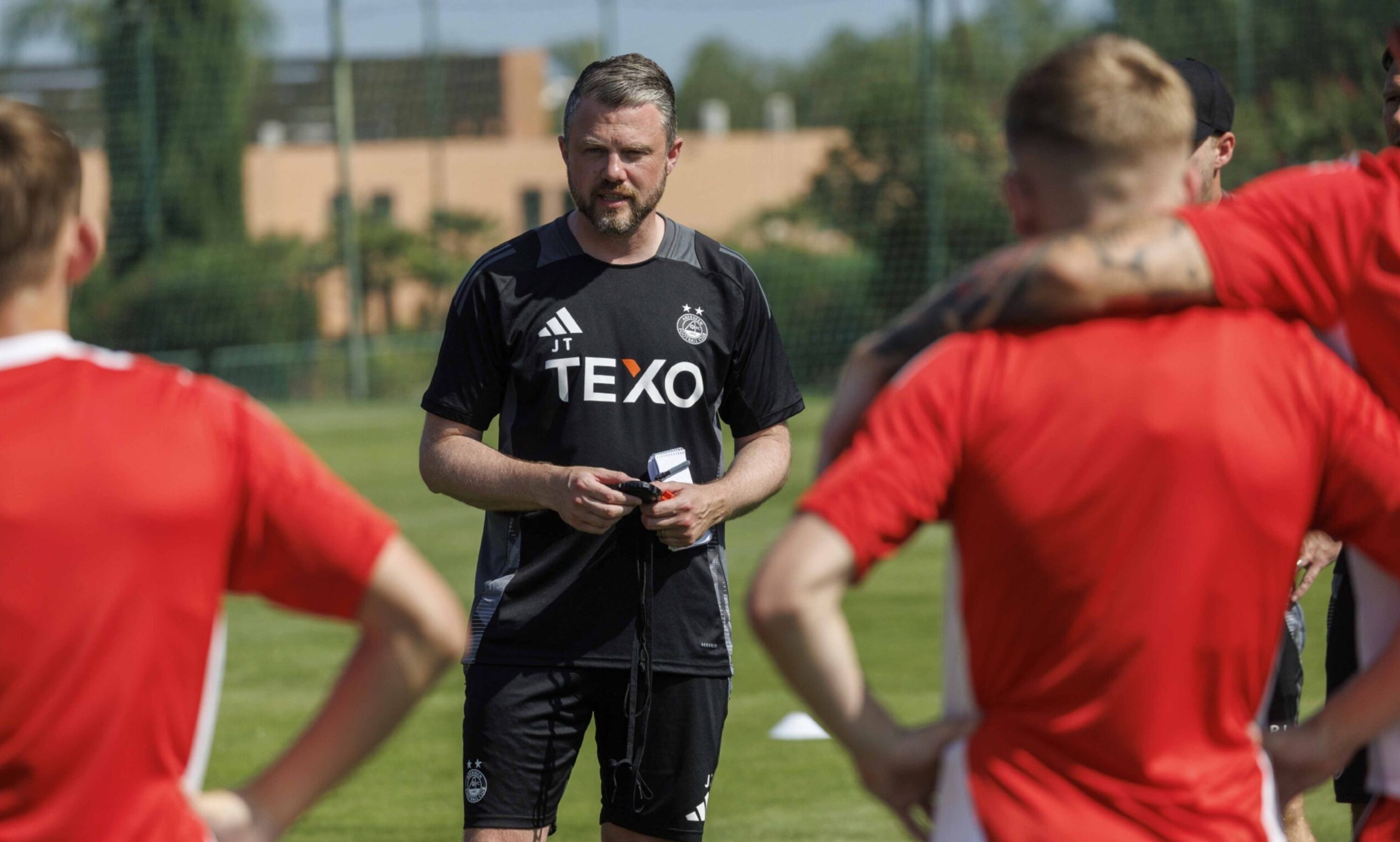O técnico do Aberdeen, Jimmy Thelin, abriu negociações com o jogador em Portugal